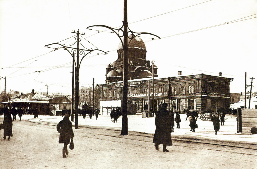 Виж на Александро-Невский собор со стороны современного пр. Ленина (приблизительно от здания Госбанка). Снимок 1932 г., до сноса Храма осталось несколько месяцев.