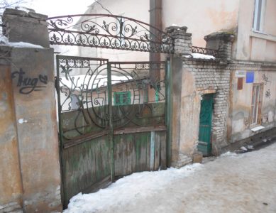 Дом с воротами